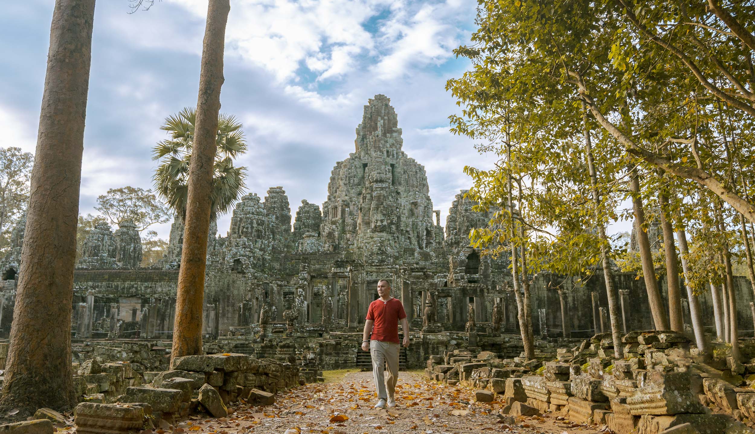 solo traveller at Bayon Temple on a Siem Reap photographer photoshoot