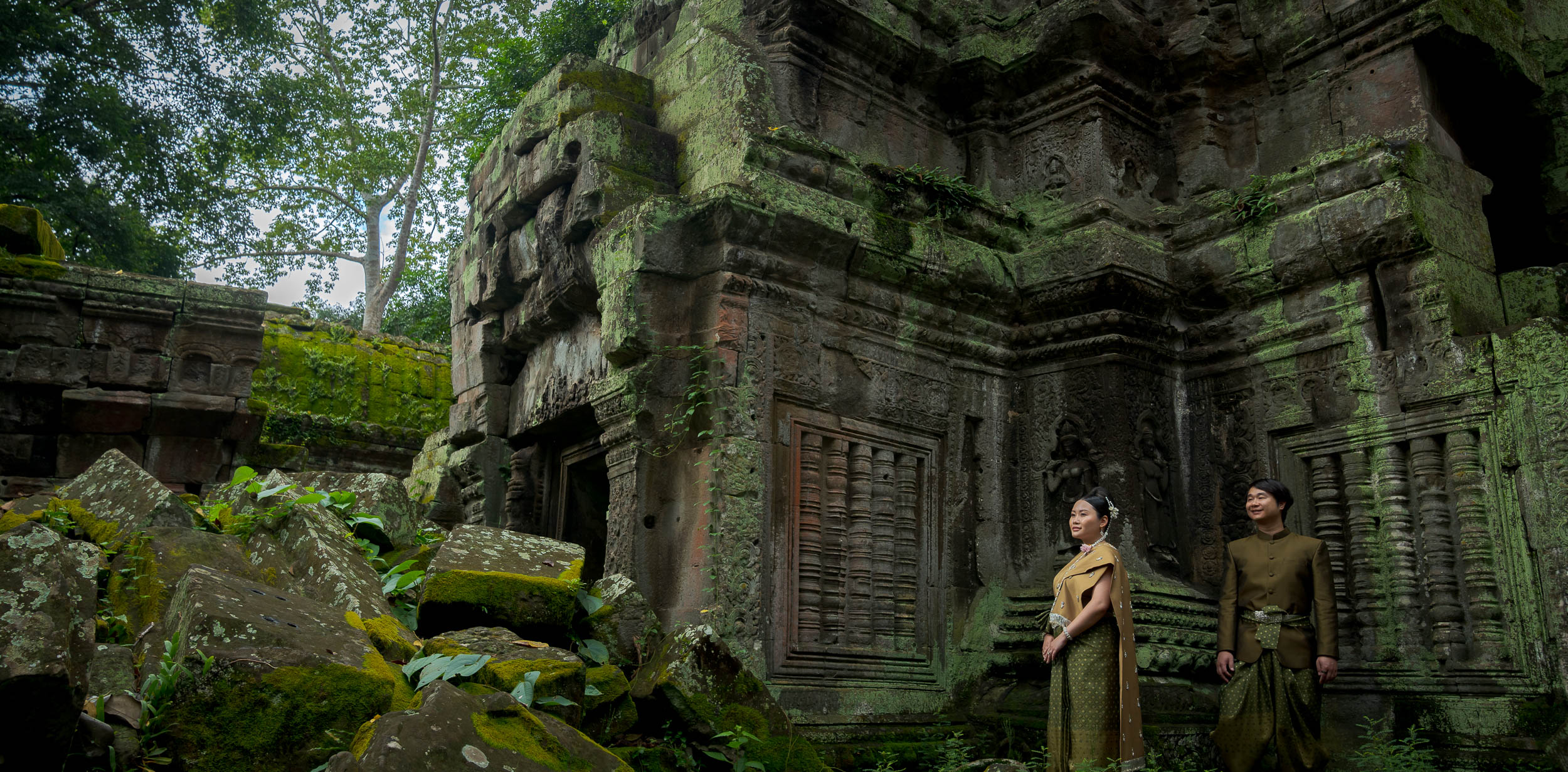 Couple in traditional Cambodian clothes at Ta Prom Temple on a Photoshoot with Siem Reap Photographer