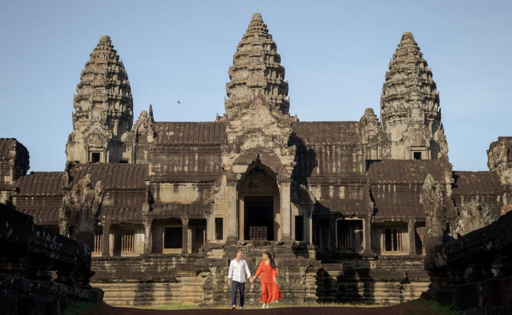 couple at angkor wat on a photoshoot with siem reap photographer