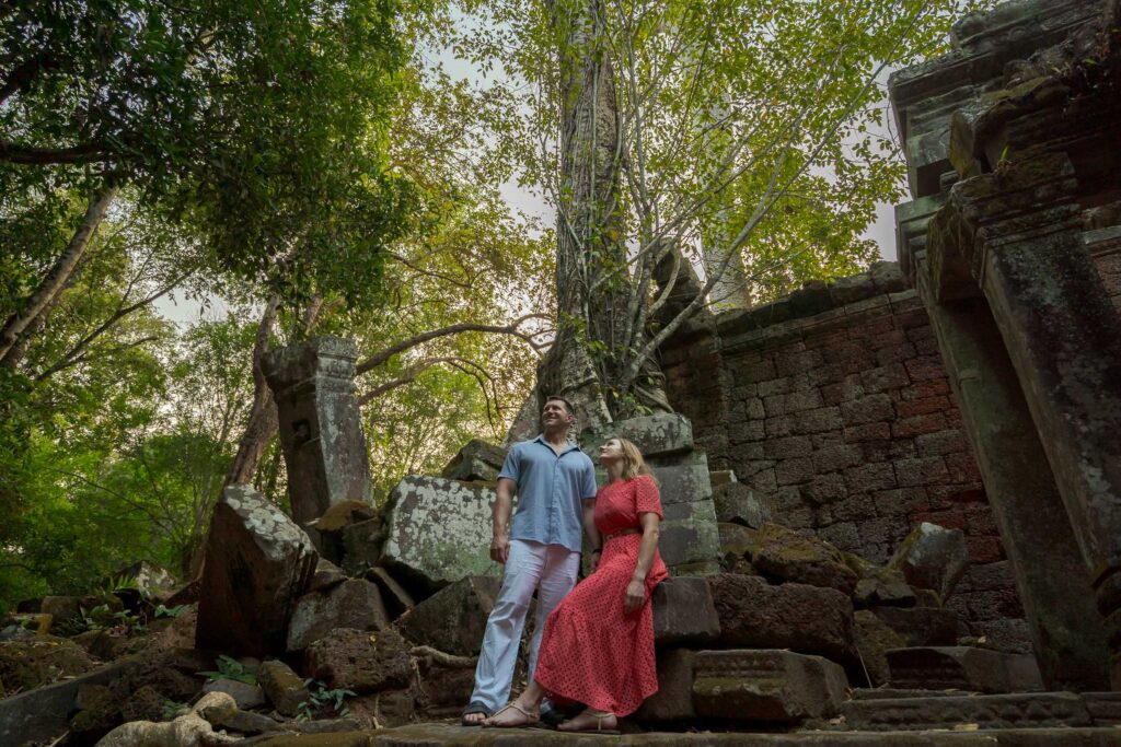 angkor ta prohm morning light temple photography couple wide shot