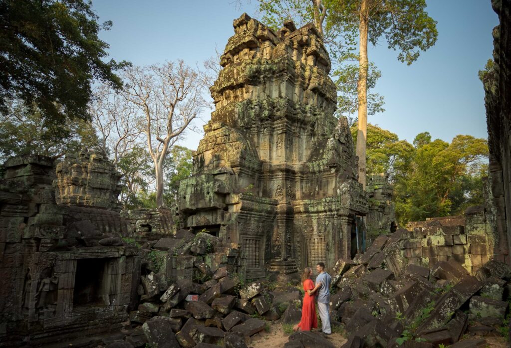 angkor ta prohm morning light temple photography couple wide shot