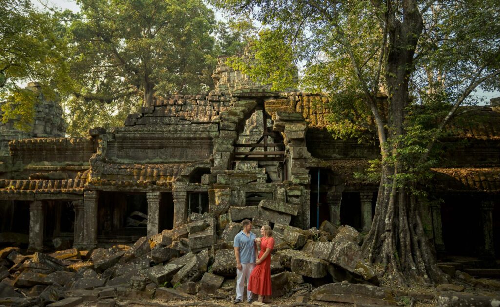 angkor ta prohm morning light temple photography couple wide shot