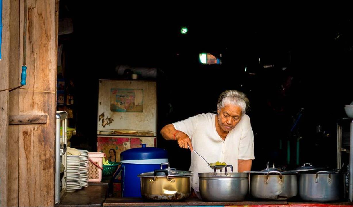 old lady cooking captured on a siem reap street photography tour